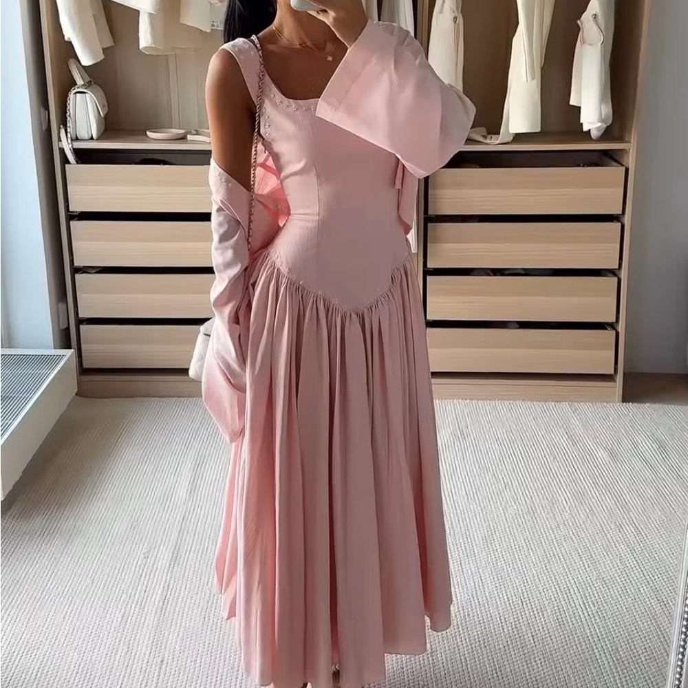 Elegant Pink Sleeveless Dress - Picture 1 of 4